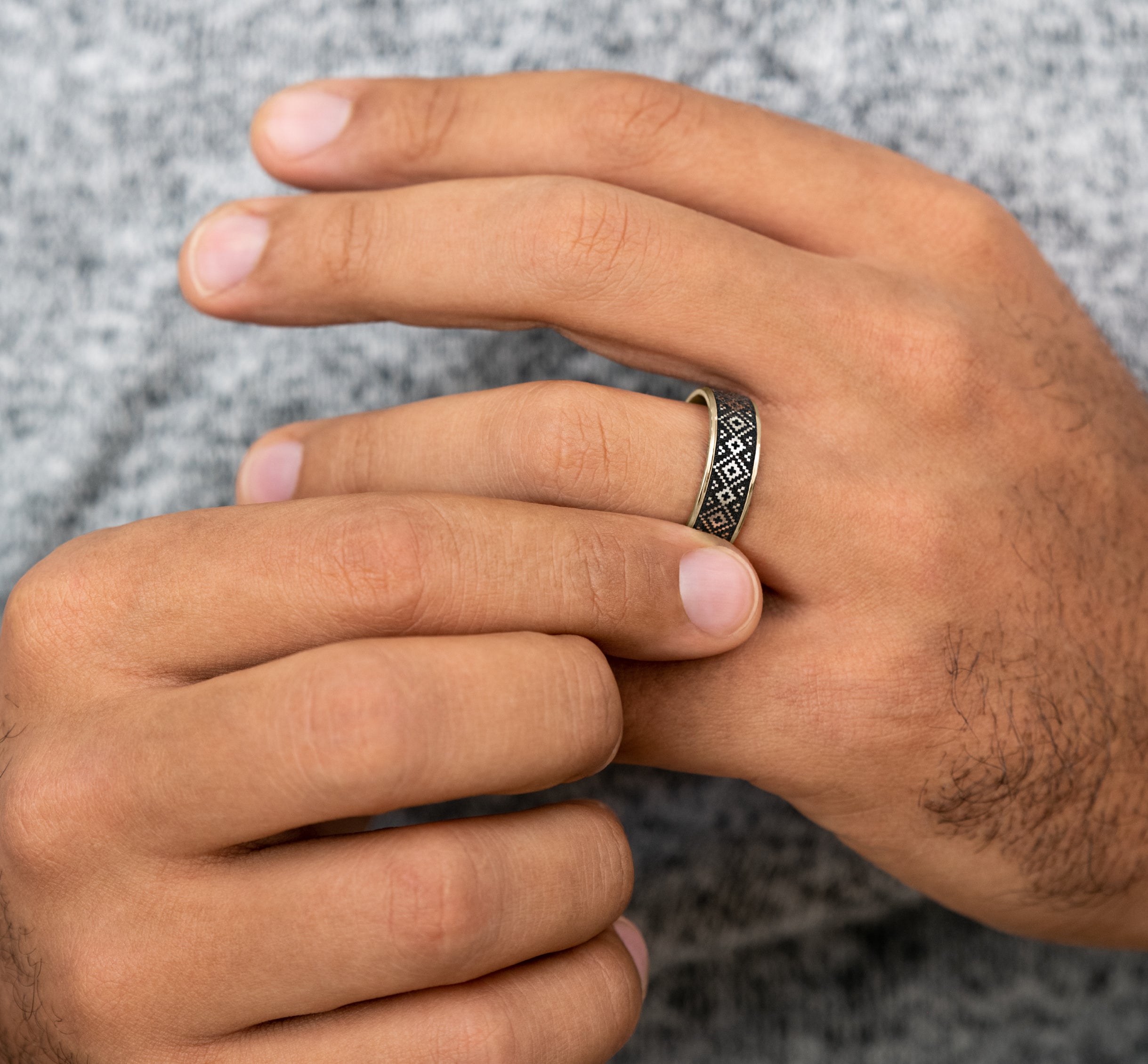 THE ISLE 7.5mm, Comfort fit, 14K Yellow Gold and Grey/Black Titanium, Fair Isle patterned center, thin edges