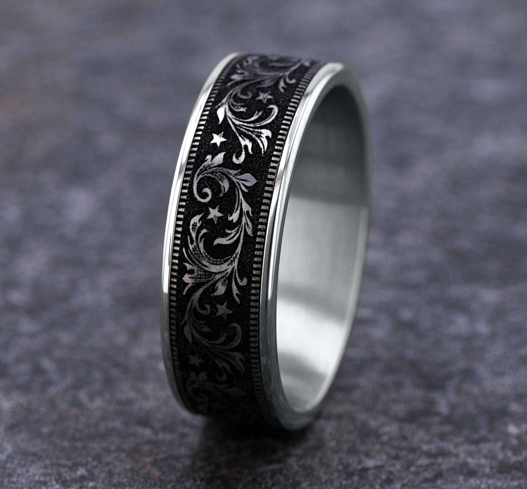 THE SPUR 7.5mm, Comfort fit, 14K White Gold and Grey/Black Titanium, Barrel script pattern, thin edges