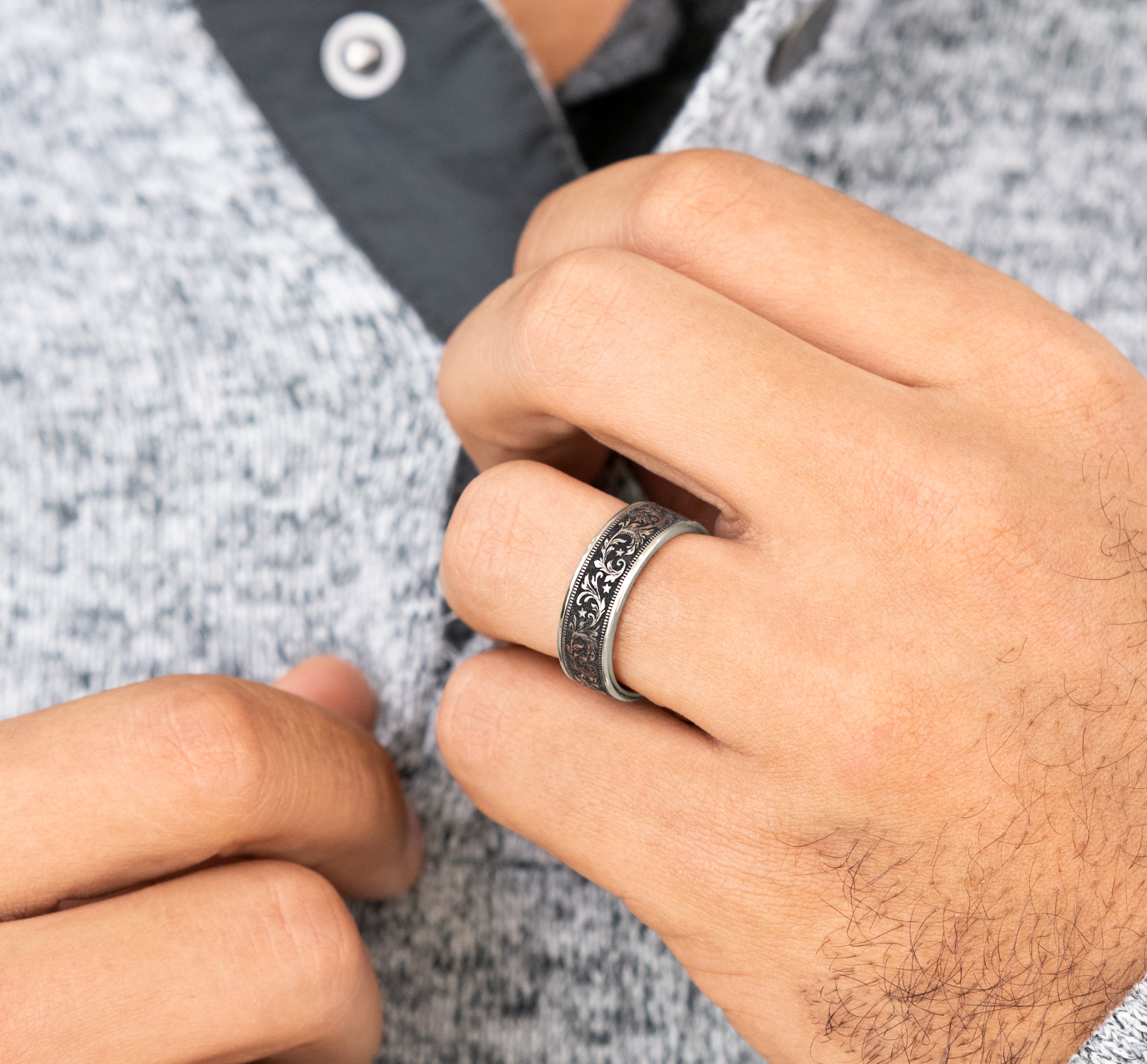THE SPUR 7.5mm, Comfort fit, 14K White Gold and Grey/Black Titanium, Barrel script pattern, thin edges