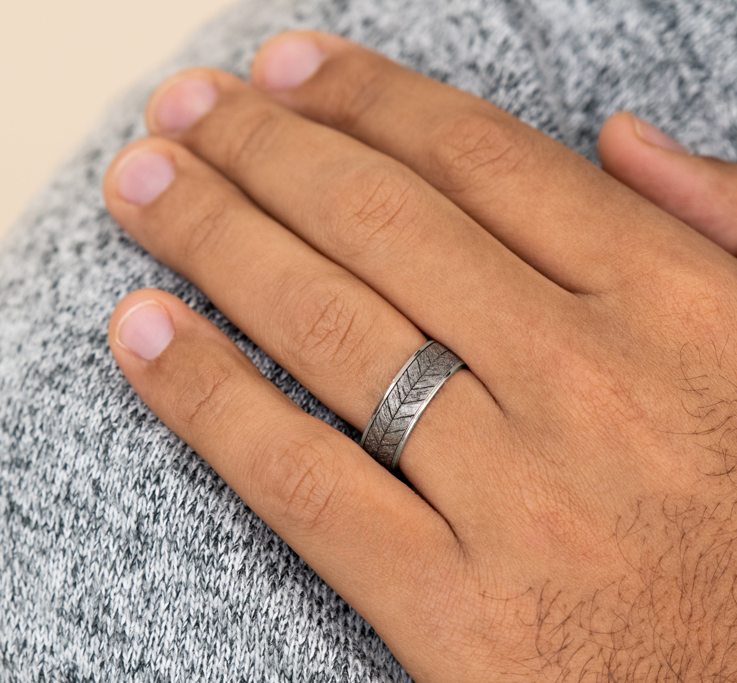 THE CHEVRON 7.5mm, Comfort fit, 14K White Gold and Grey Tantalum, Chevron wood patterned center, thin edges