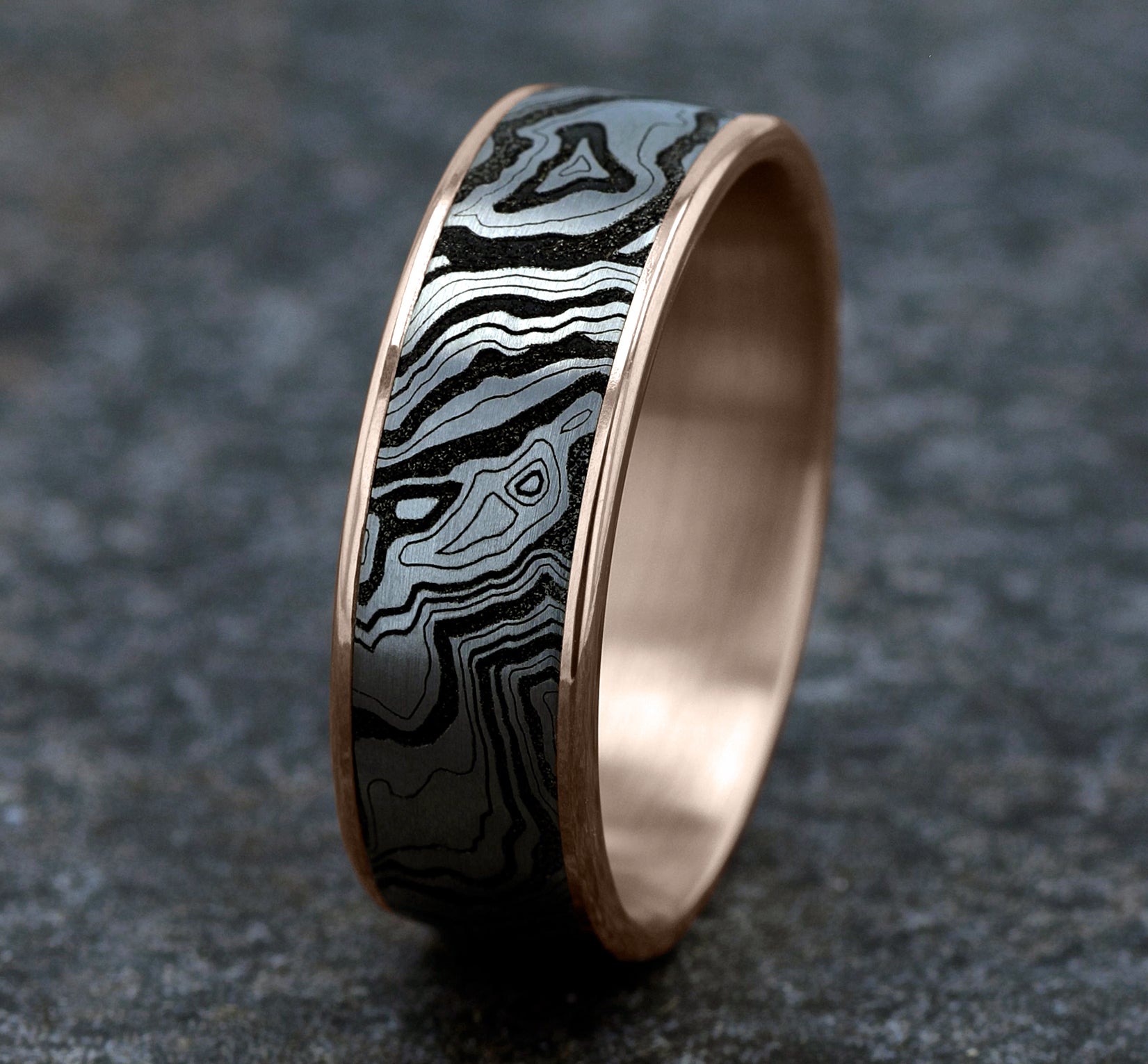 THE EXPLORER 7.5mm, Comfort fit, 14K Rose Gold and Grey/Black Titanium, Topography pattern, thin edges