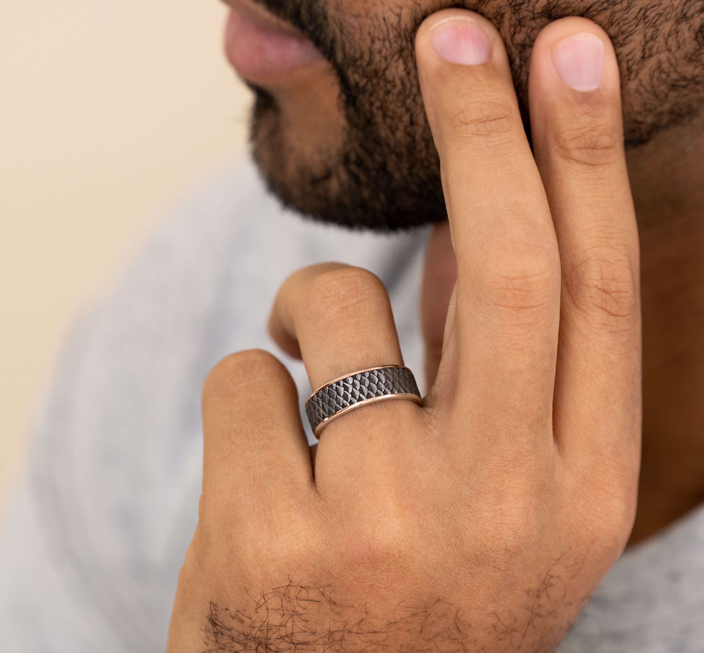 THE ANGLER 7.5mm, Comfort fit, 14K Rose Gold and Grey Tantalum, Fish scale patterned center, thin edges