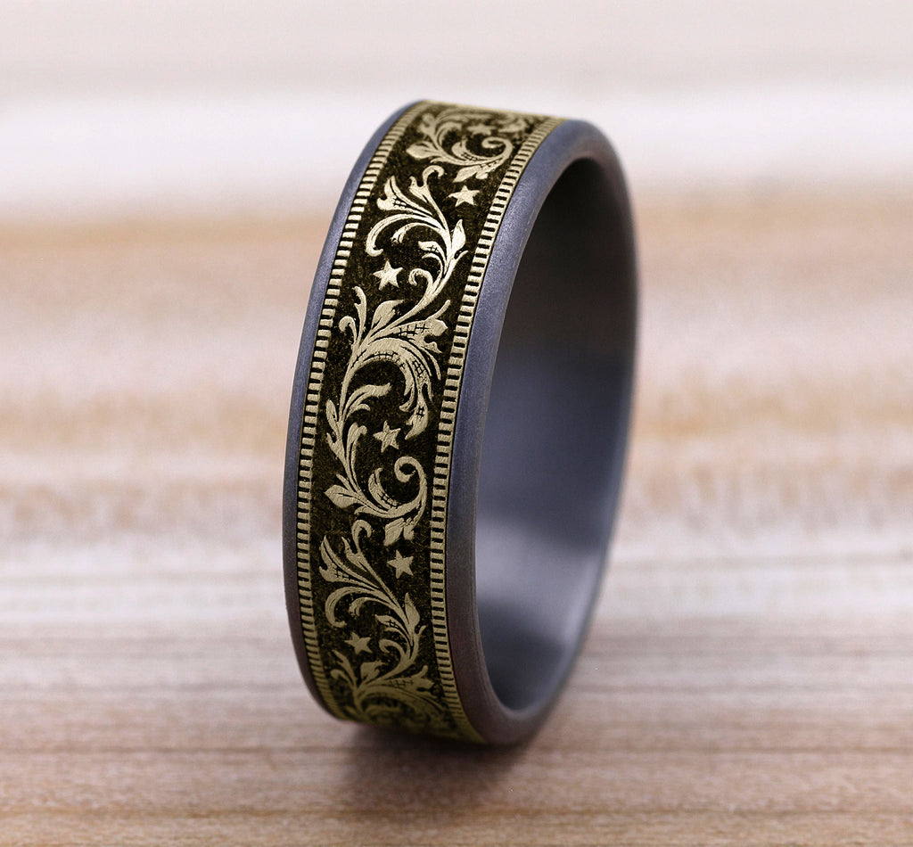 THE SPUR 7.5mm, Comfort fit, Grey Tantalum and 14K Yellow Gold, Barrel script pattern, thin edges