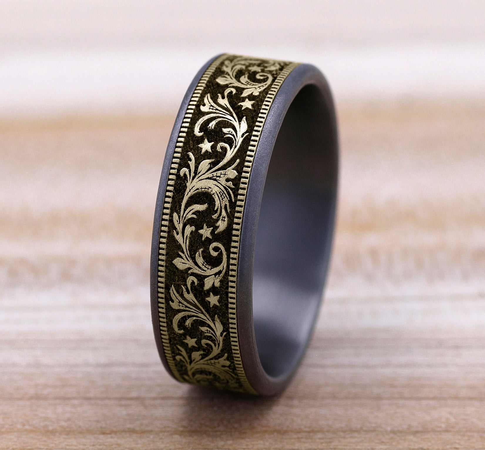 THE SPUR 7.5mm, Comfort fit, Grey Tantalum and 14K Yellow Gold, Barrel script pattern, thin edges