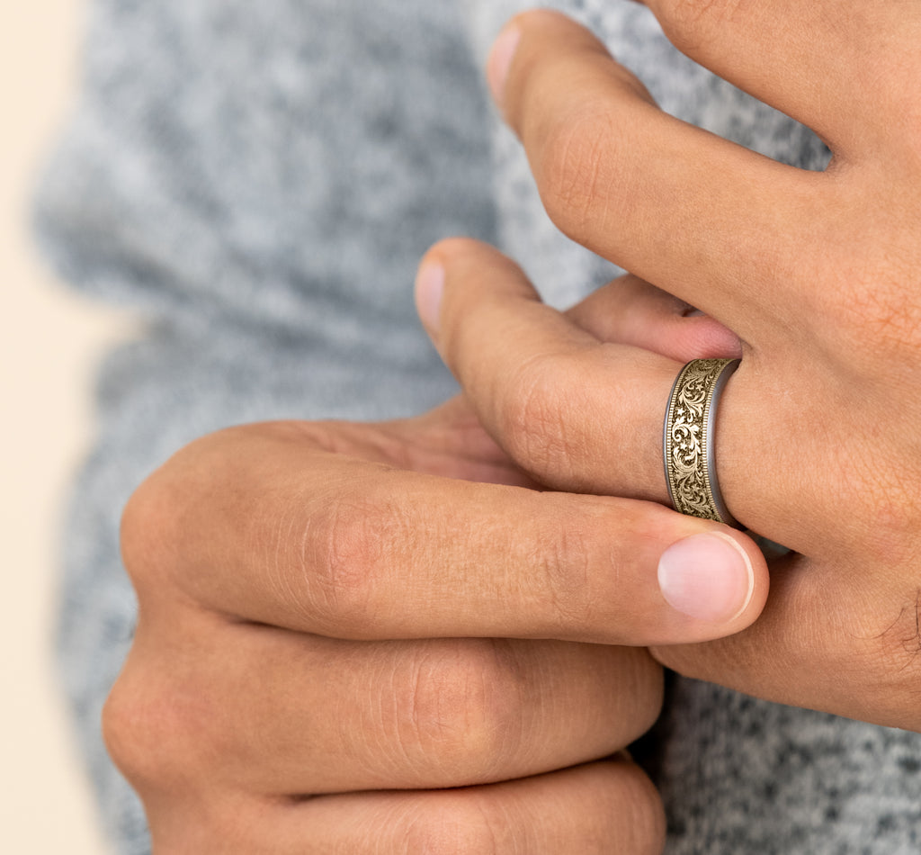 THE SPUR 7.5mm, Comfort fit, Grey Tantalum and 14K Yellow Gold, Barrel script pattern, thin edges
