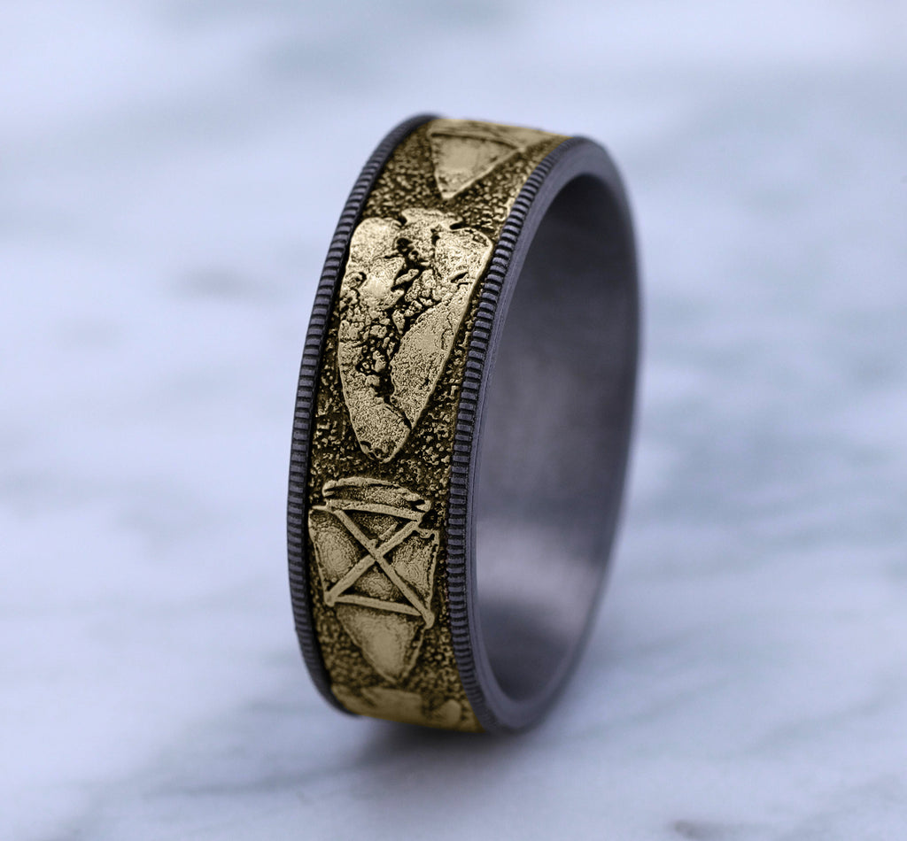 THE ARROWHEAD 7.5mm, Comfort fit, Grey Tantalum and 14K Yellow Gold, Arrowhead pattern, thin edges