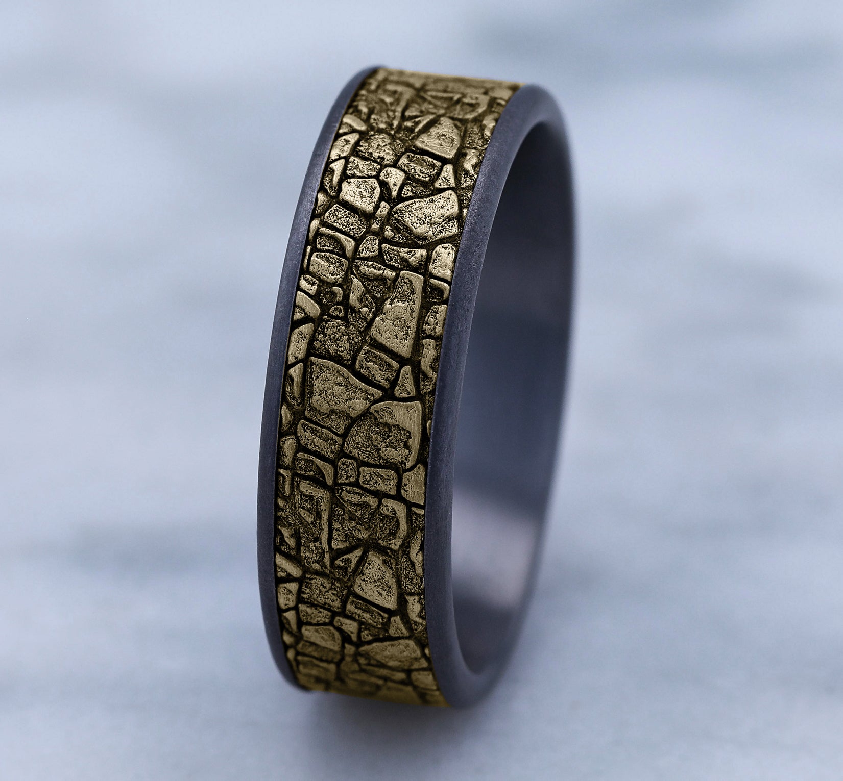 THE FLAGSTONE 7.5mm, Comfort fit, Grey Tantalum and 14K Yellow Gold, Mountain rock pattern, thin edges
