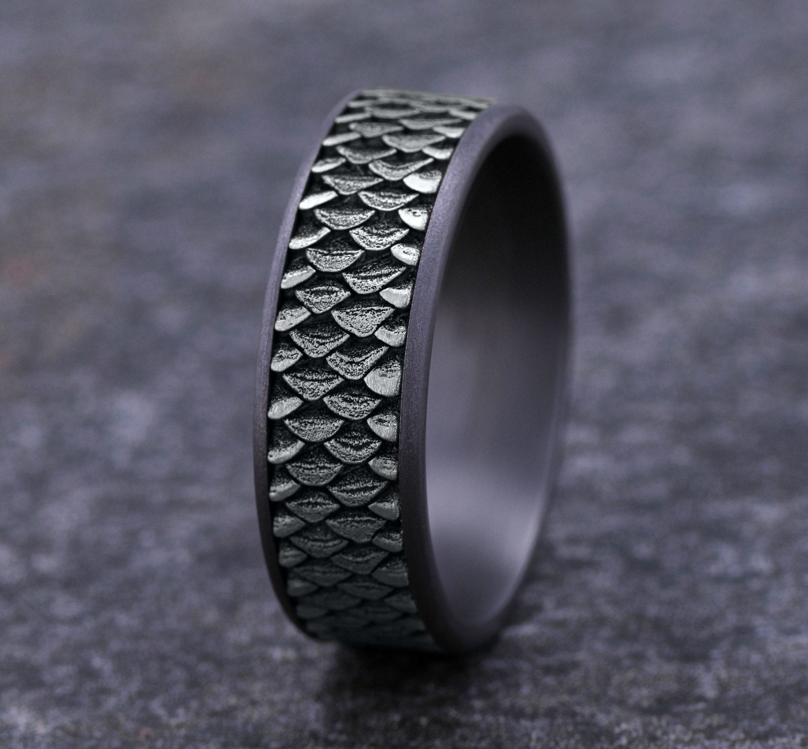 THE ANGLER 7.5mm, Comfort fit, Grey Tantalum and 14K White Gold, Fish scale patterned center, thin edges
