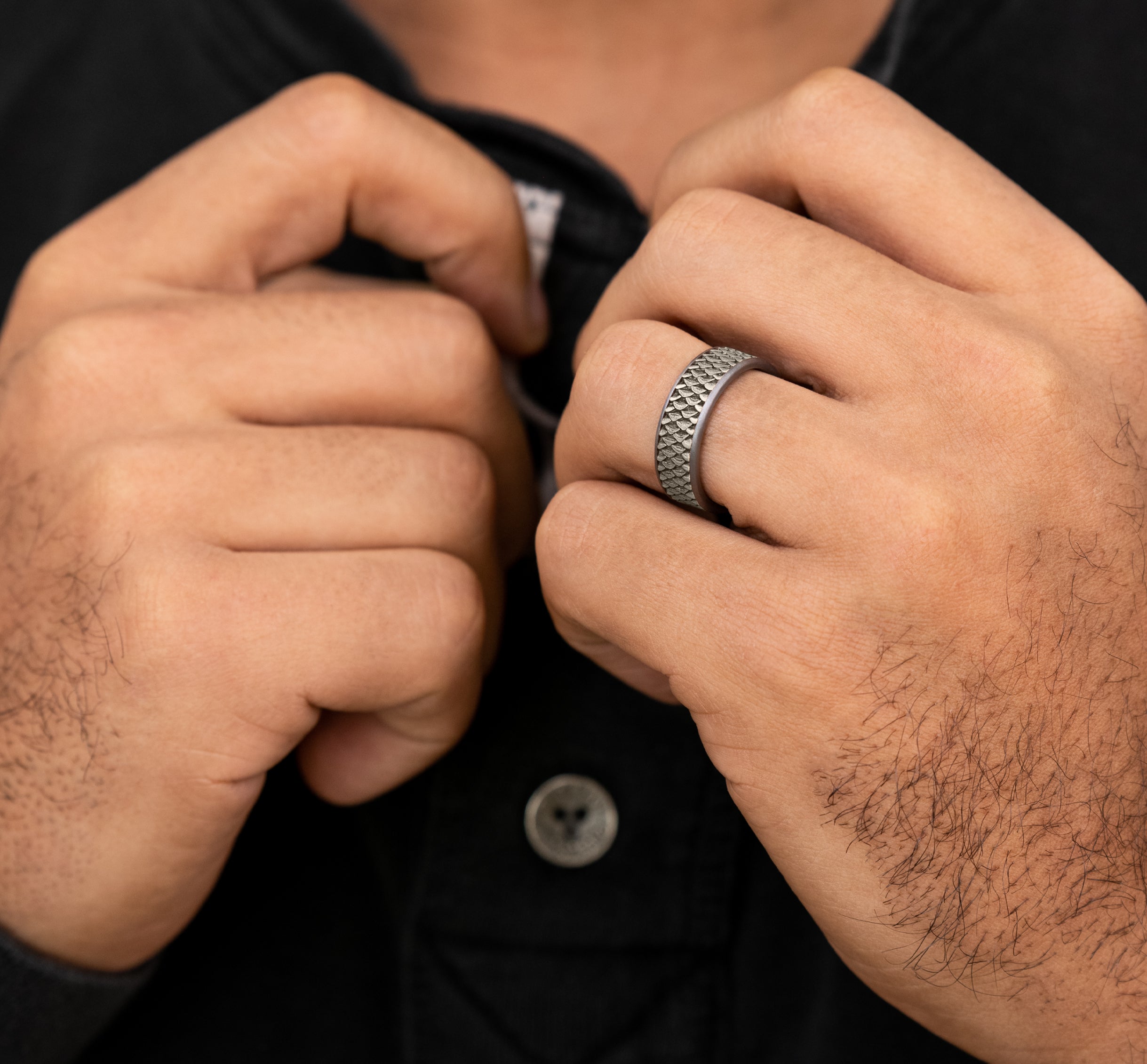 THE ANGLER 7.5mm, Comfort fit, Grey Tantalum and 14K White Gold, Fish scale patterned center, thin edges