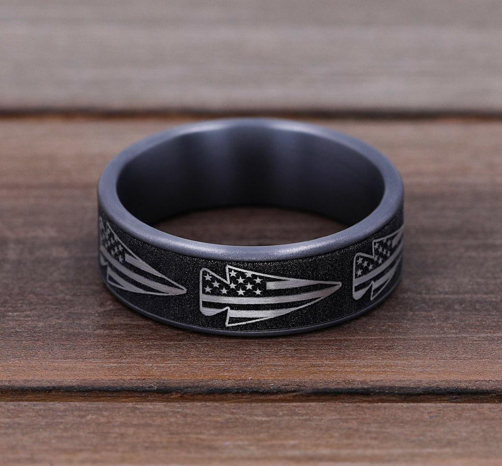 THE AMERICAN 7.5mm, Comfort fit, Grey Tantalum and Grey-Black Titanium, American flag arrow design, thin edges