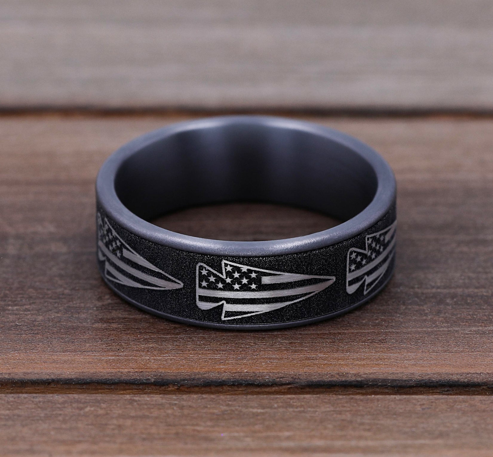 THE AMERICAN 7.5mm, Comfort fit, Grey Tantalum and Grey-Black Titanium, American flag arrow design, thin edges