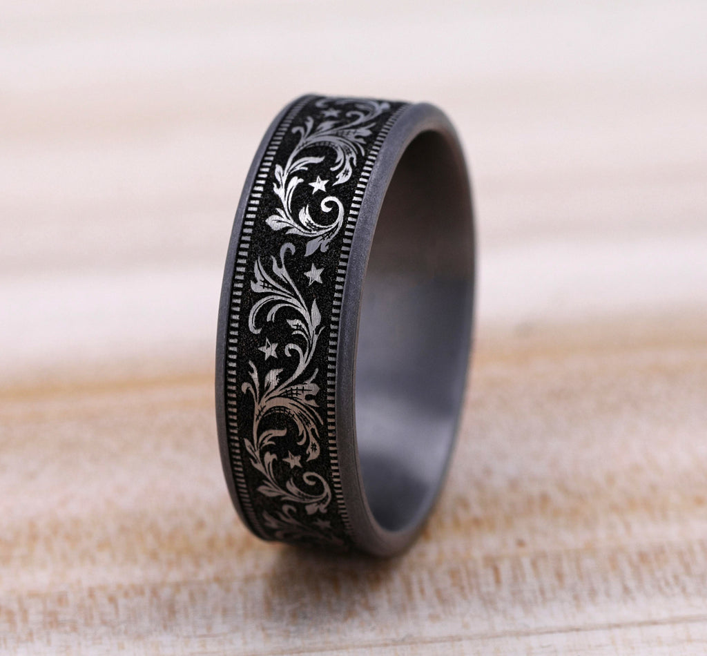 THE SPUR 7.5mm, Comfort fit, Grey Tantalum and Grey/Black Titanium, Barrel script pattern, thin edges