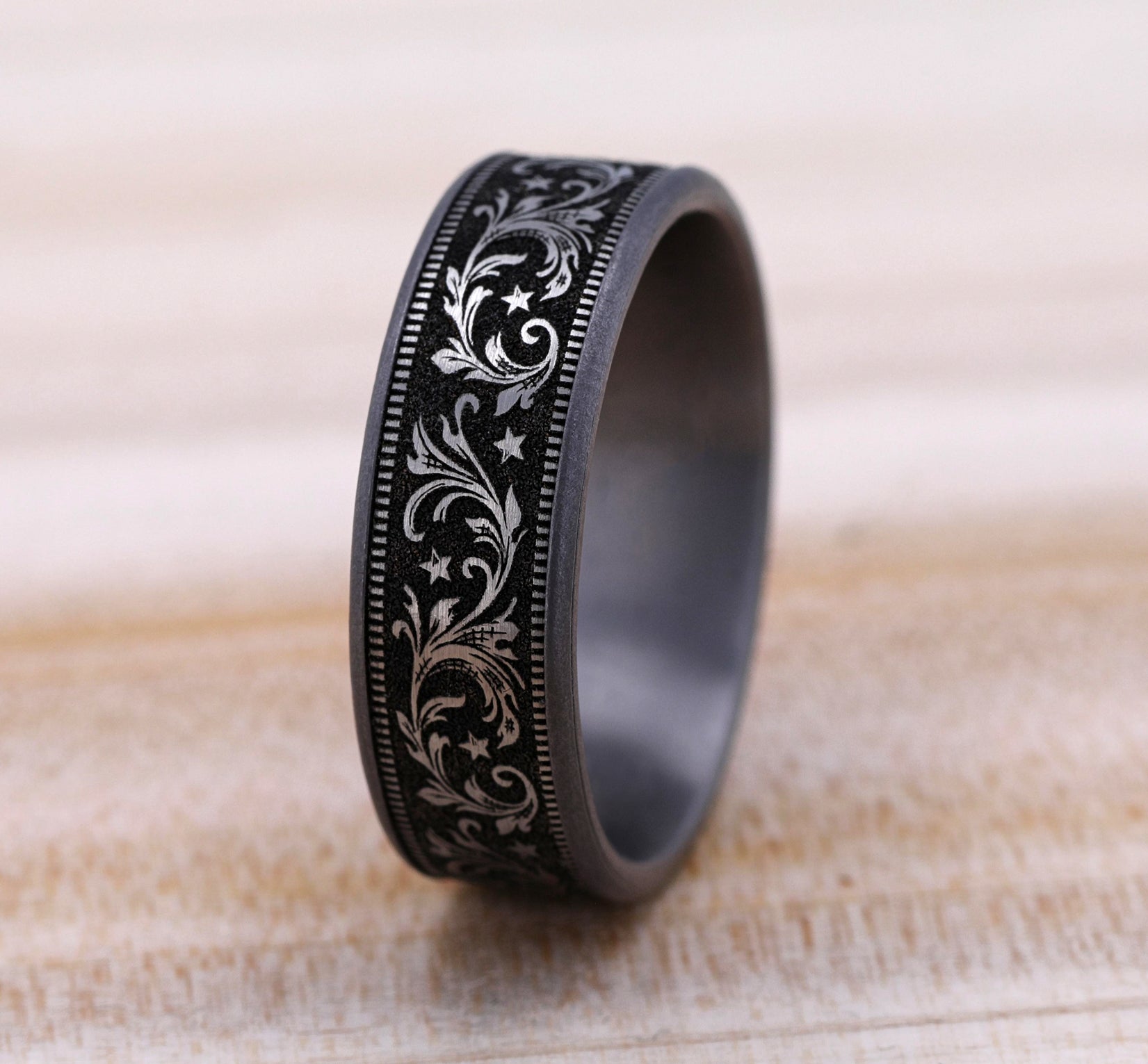 THE SPUR 7.5mm, Comfort fit, Grey Tantalum and Grey/Black Titanium, Barrel script pattern, thin edges