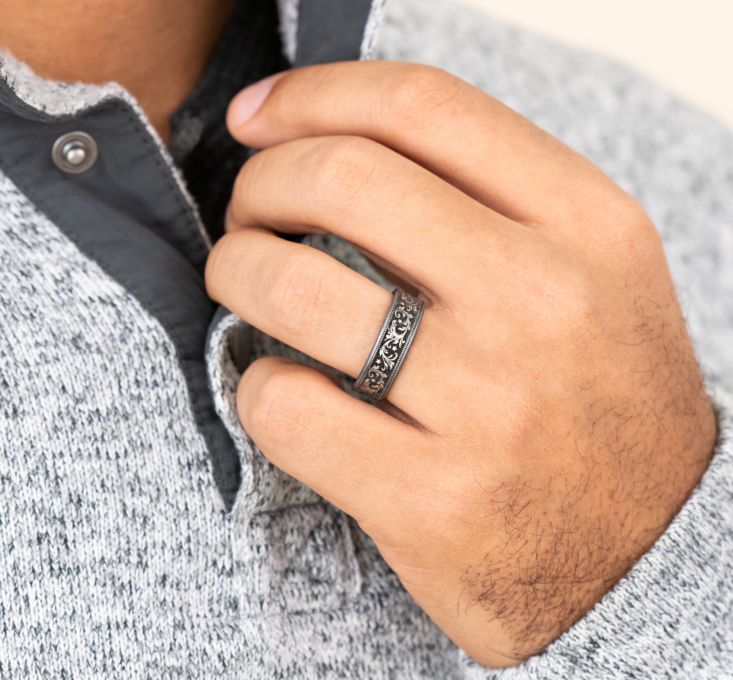 THE SPUR 7.5mm, Comfort fit, Grey Tantalum and Grey/Black Titanium, Barrel script pattern, thin edges