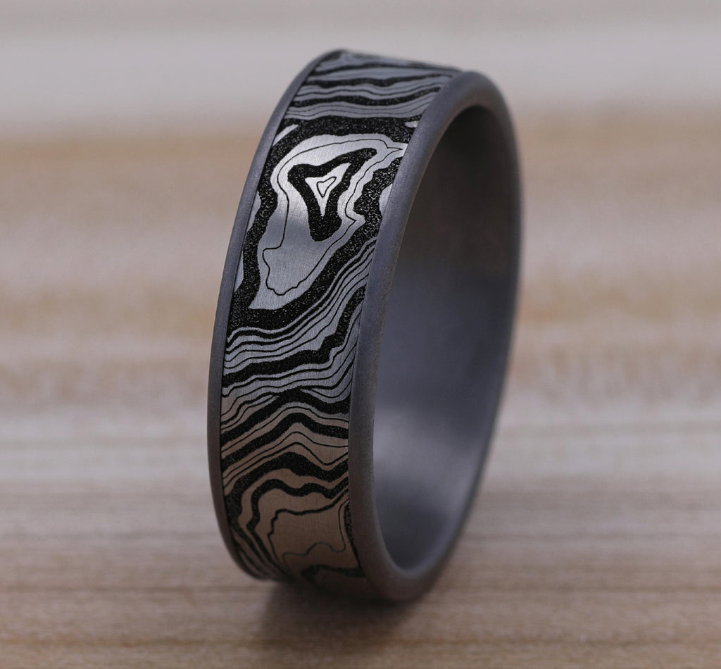 THE EXPLORER 7.5mm, Comfort fit, Grey Tantalum and Grey/Black Titanium, Topography pattern, thin edges