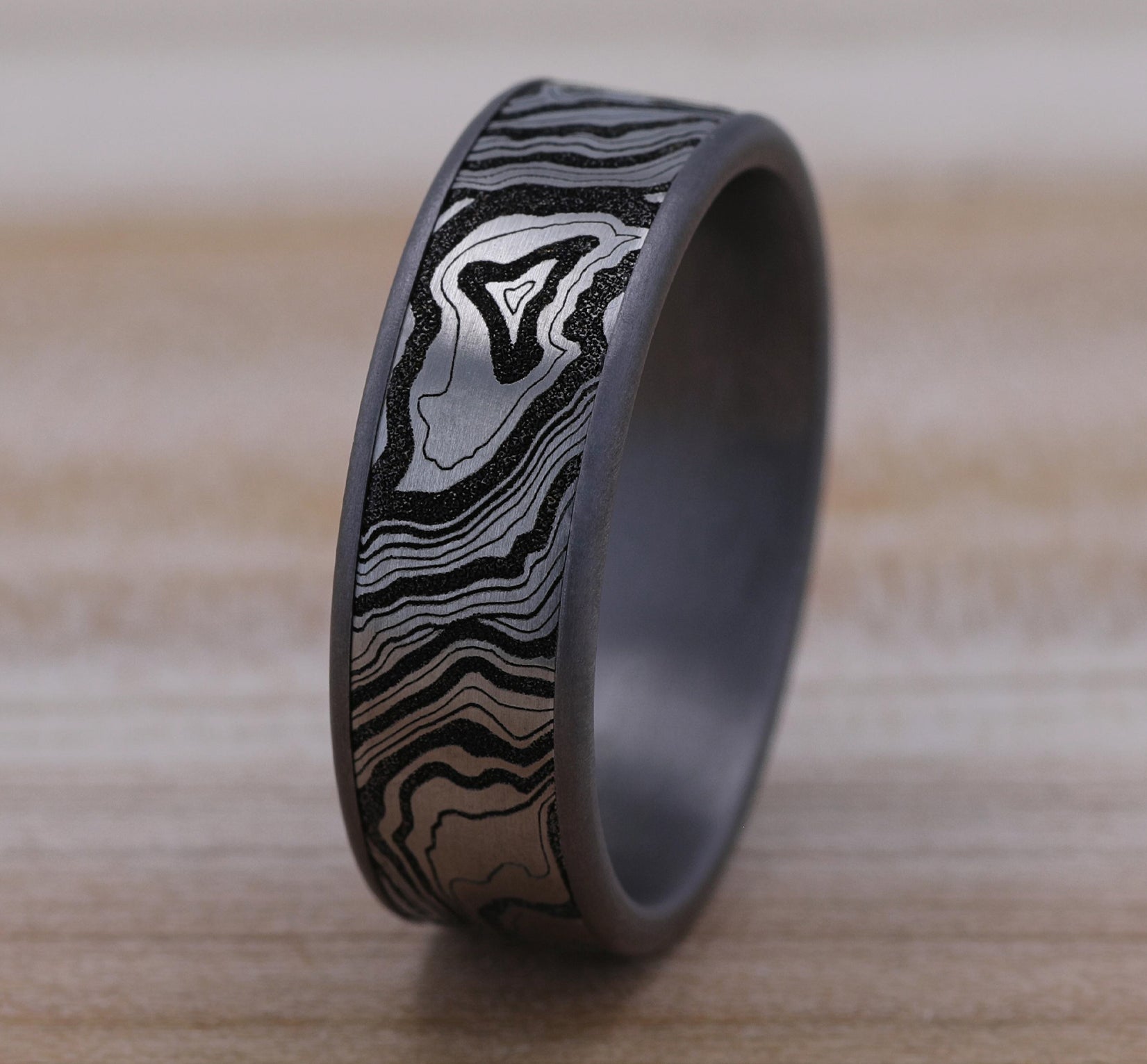 THE EXPLORER 7.5mm, Comfort fit, Grey Tantalum and Grey/Black Titanium, Topography pattern, thin edges