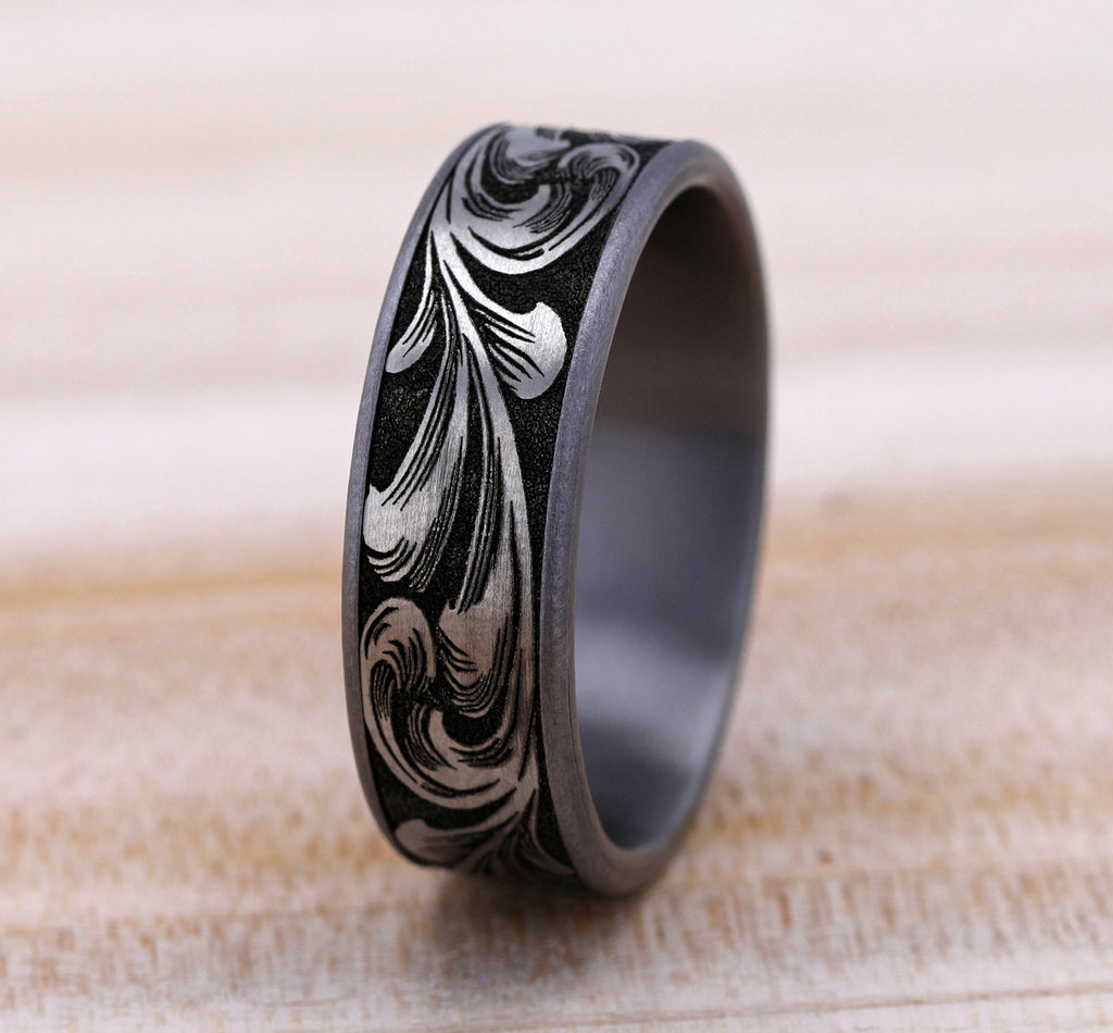 THE BARREL SCRIPT 7.5mm, Comfort fit, Grey Tantalum and Grey/Black Titanium, Large barrel script pattern, thin edges