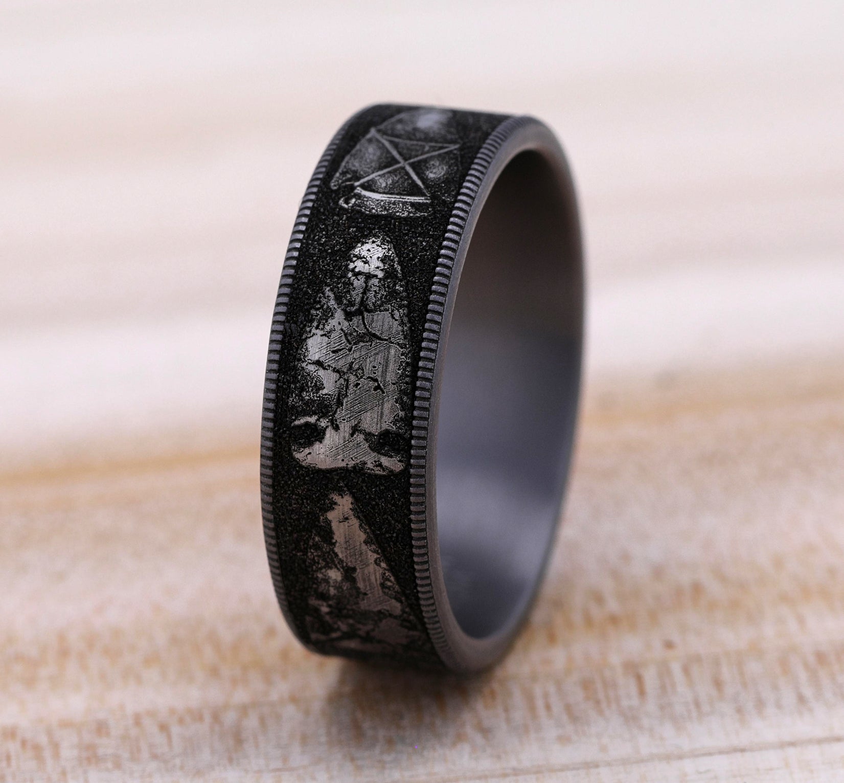 THE ARROWHEAD 7.5mm, Comfort fit, Grey Tantalum and Grey/Black Titanium, Arrowhead pattern, thin edges
