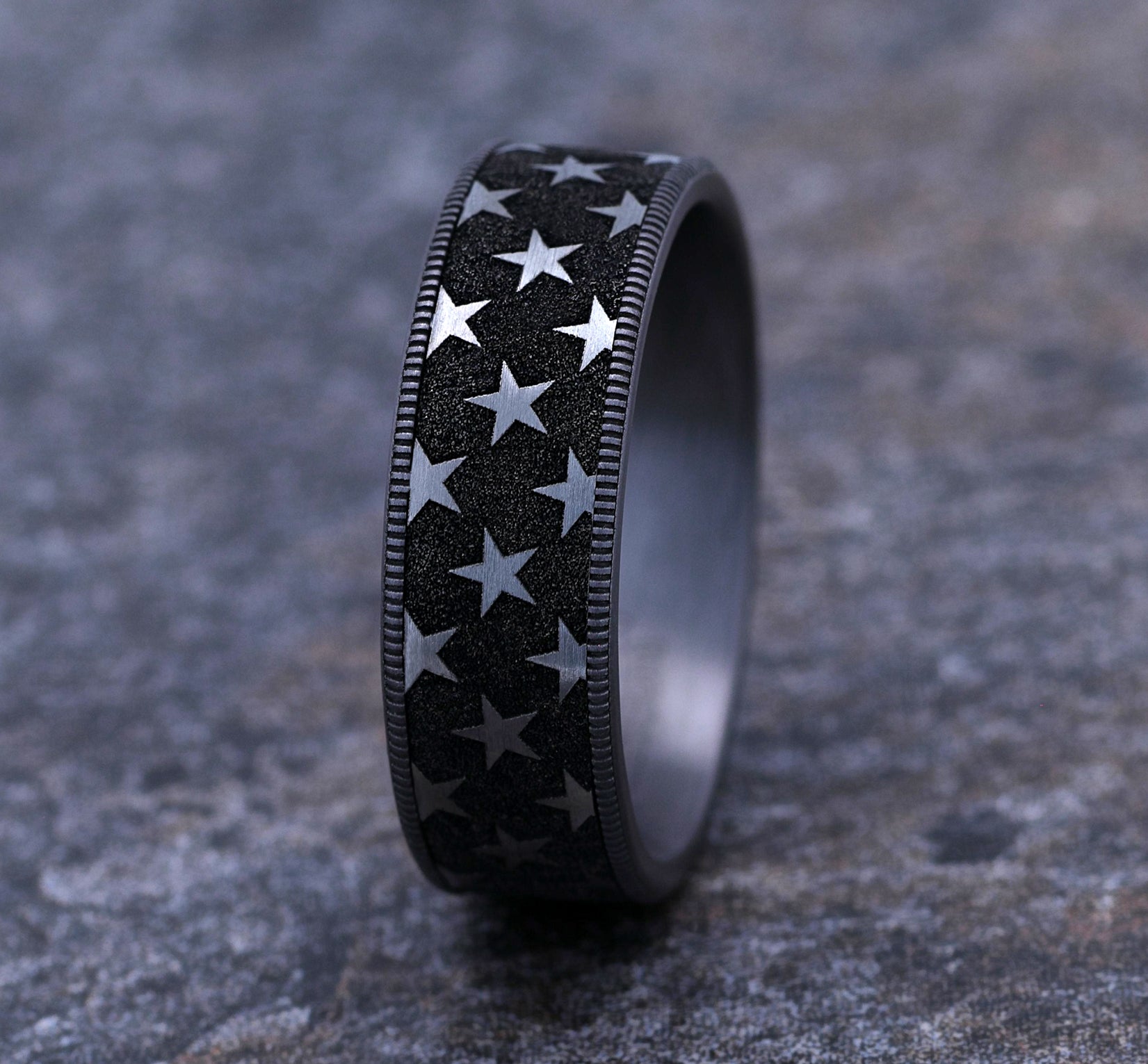 THE ANTHEM 7.5mm, Comfort fit, Grey Tantalum and Grey/Black Titanium, Star patterned center, thin edges