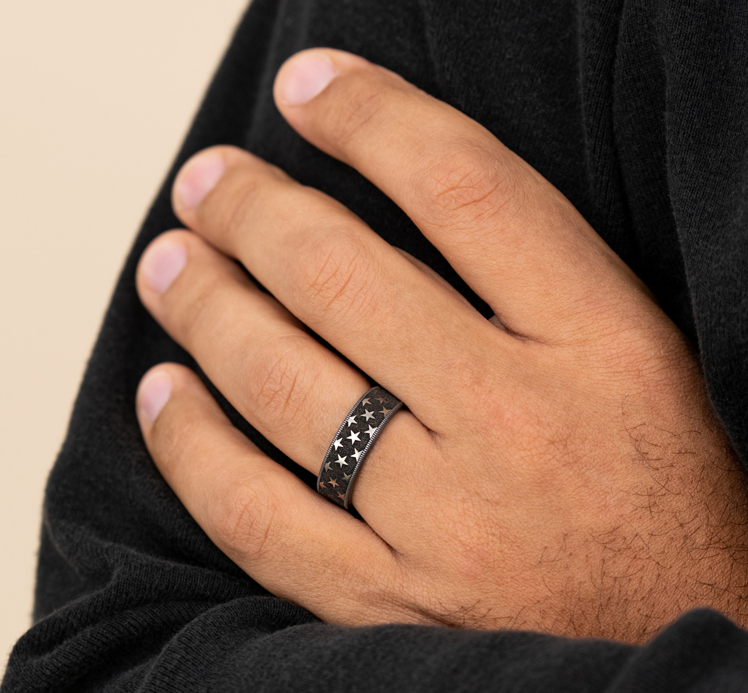 THE ANTHEM 7.5mm, Comfort fit, Grey Tantalum and Grey/Black Titanium, Star patterned center, thin edges