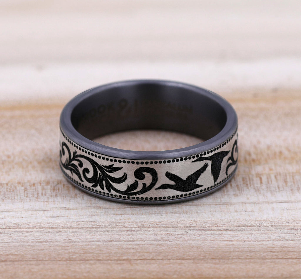 THE WATERFOWL 7.5mm, Comfort fit, Grey Tantalum and Grey/Black Titanium, Flying duck and script patterned center, thin edges