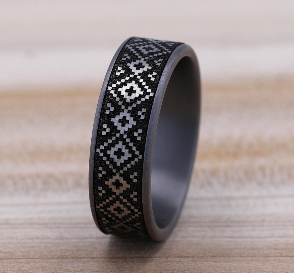 THE ISLE 7.5mm, Comfort fit, Grey Tantalum and Grey/Black Titanium, Fair Isle patterned center, thin edges