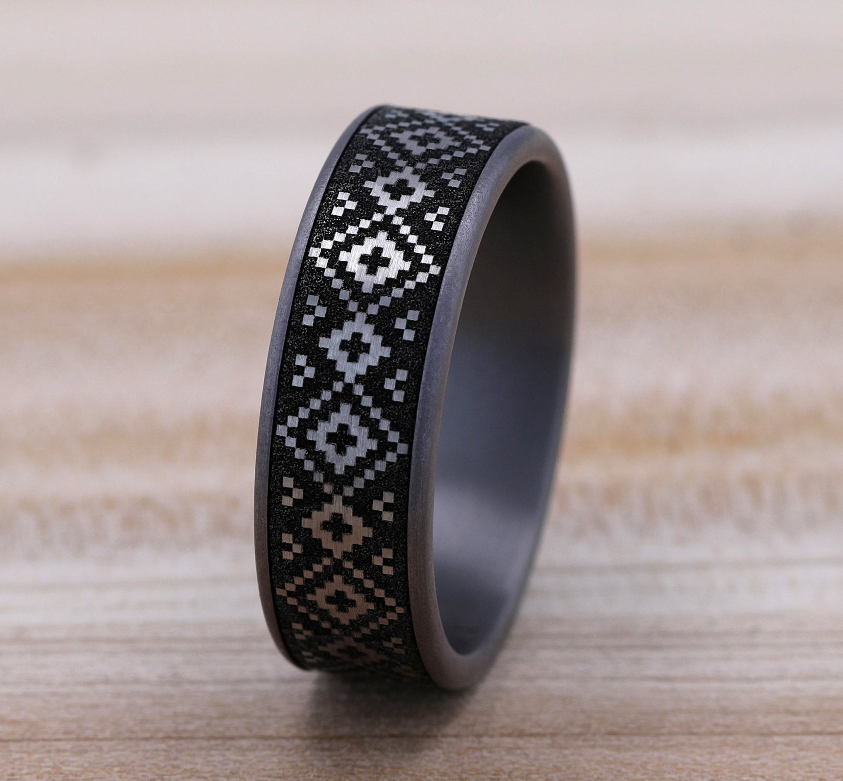 THE ISLE 7.5mm, Comfort fit, Grey Tantalum and Grey/Black Titanium, Fair Isle patterned center, thin edges