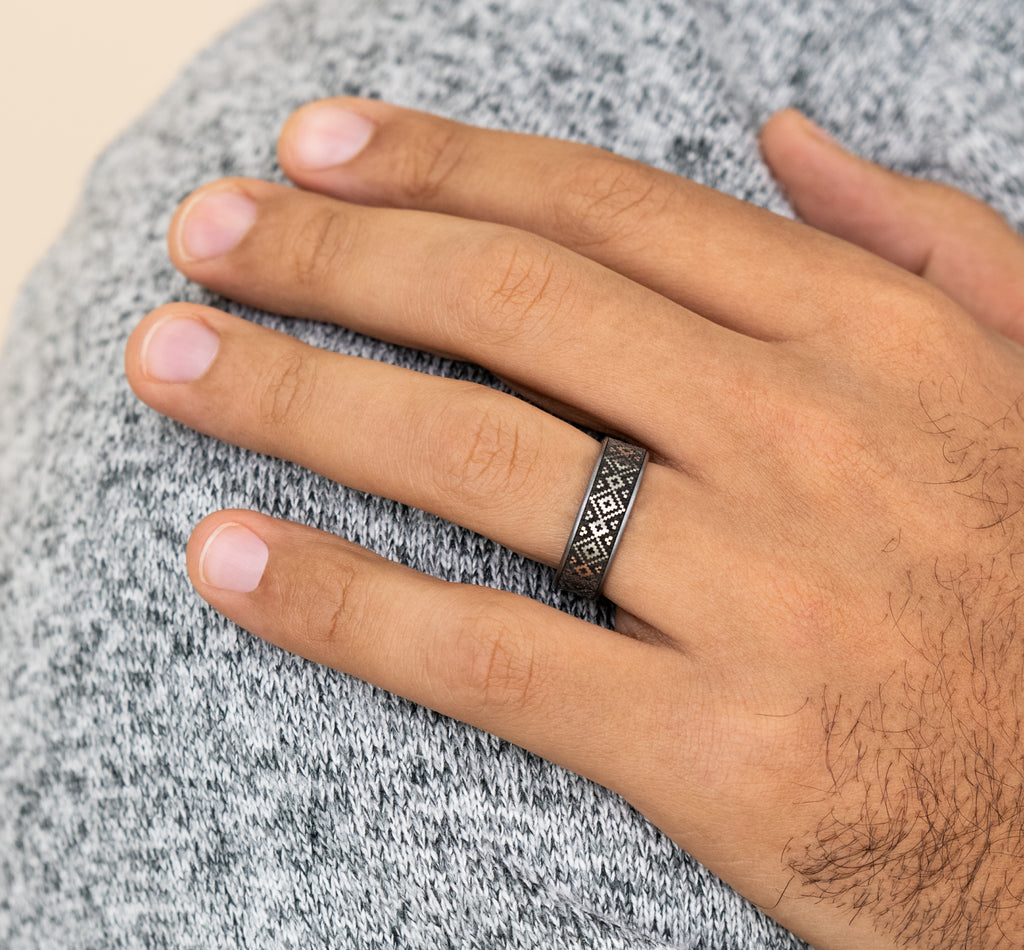 THE ISLE 7.5mm, Comfort fit, Grey Tantalum and Grey/Black Titanium, Fair Isle patterned center, thin edges