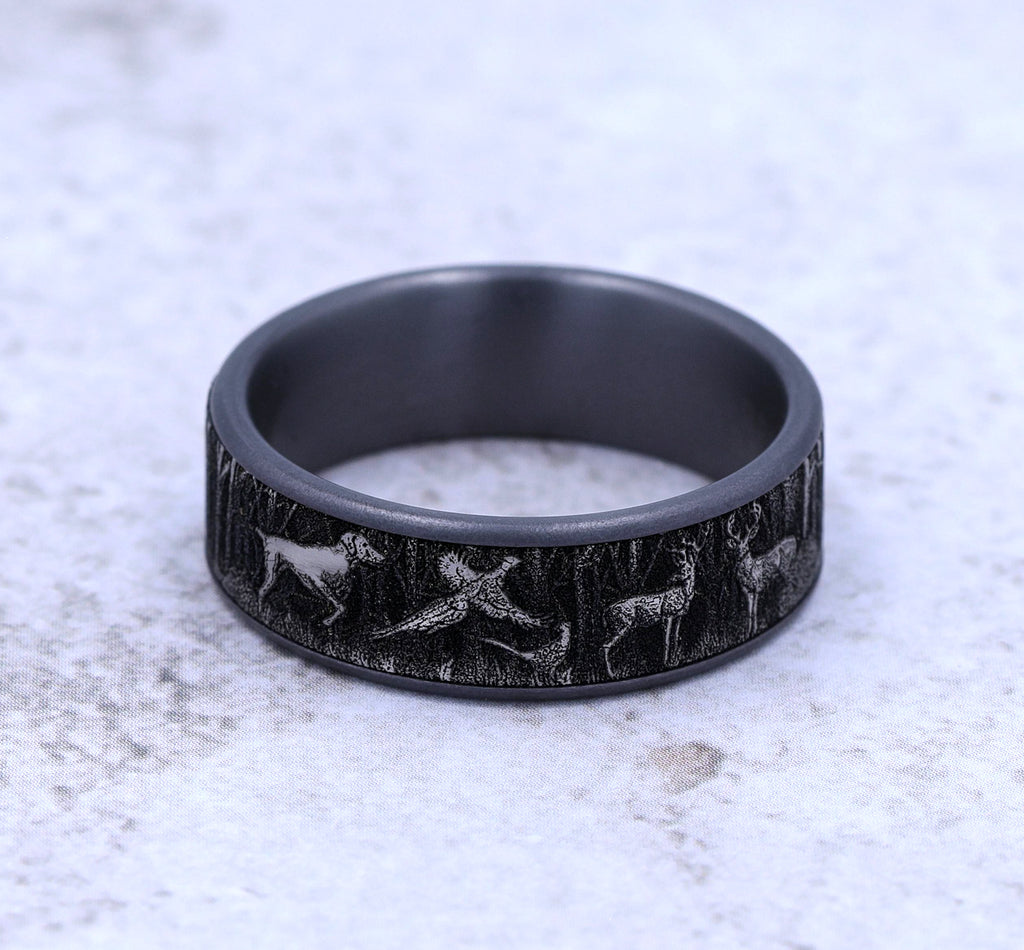 THE HUNTSMAN 7.5mm, Comfort fit, Grey Tantalum and Grey/Black Titanium, Forest scene design, thin edges
