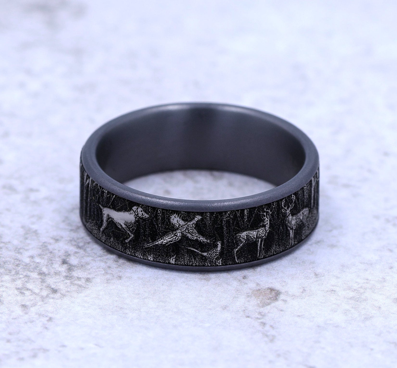 THE HUNTSMAN 7.5mm, Comfort fit, Grey Tantalum and Grey/Black Titanium, Forest scene design, thin edges