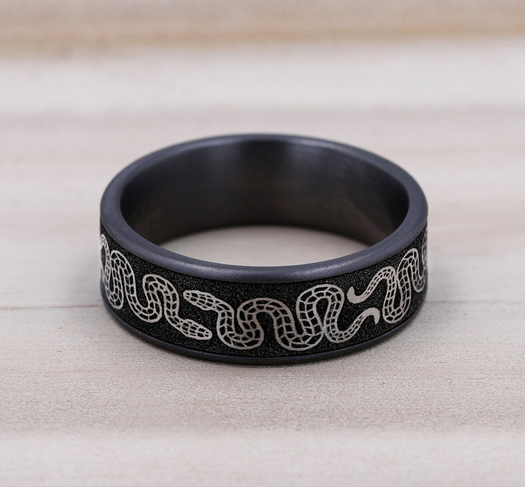THE SIDEWINDER 7.5mm, Comfort fit, Grey Tantalum and Grey/Black Titanium, Snake pattern, thin edges