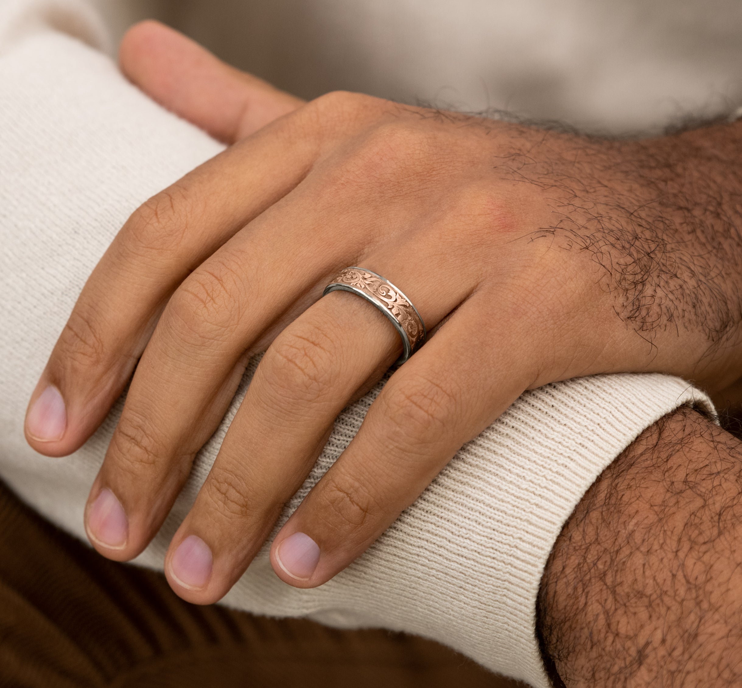 THE PRINCE 6.5mm, Comfort fit, 14K White and Rose Gold, Vintage script pattern, thin edges