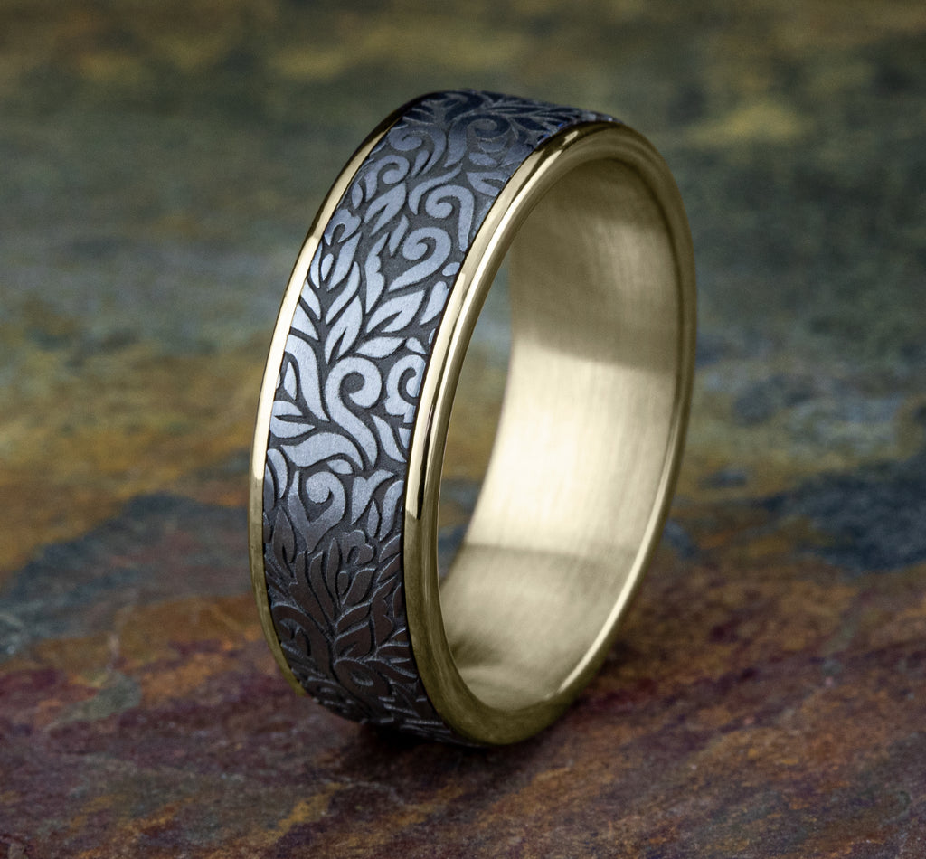 THE RANCH 7.5mm, Comfort fit, 14K Yellow Gold and Grey Tantalum, Paisley patterned center, thin edges