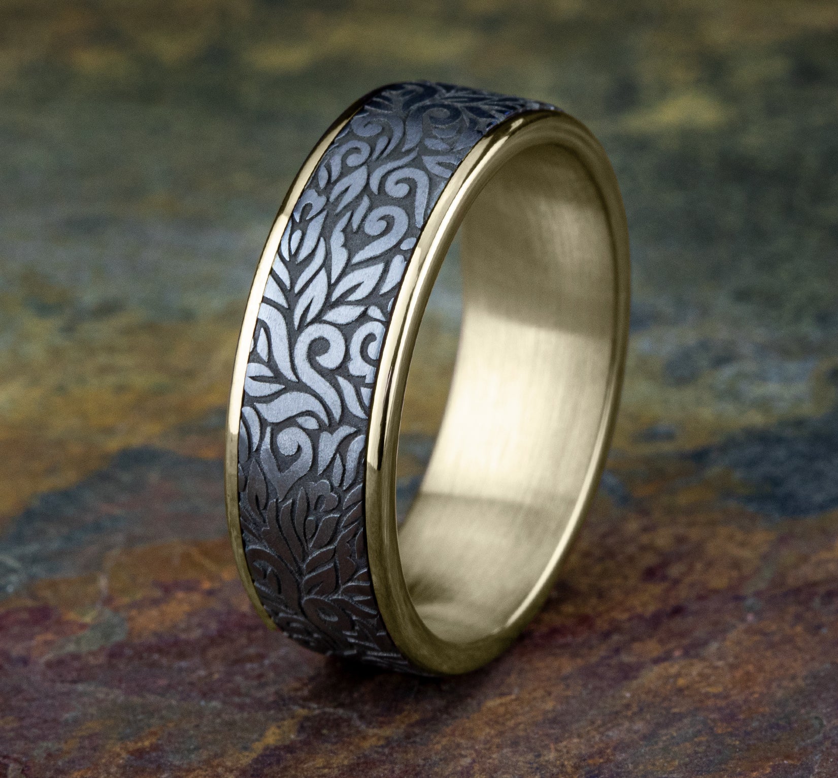 THE RANCH 7.5mm, Comfort fit, 14K Yellow Gold and Grey Tantalum, Paisley patterned center, thin edges