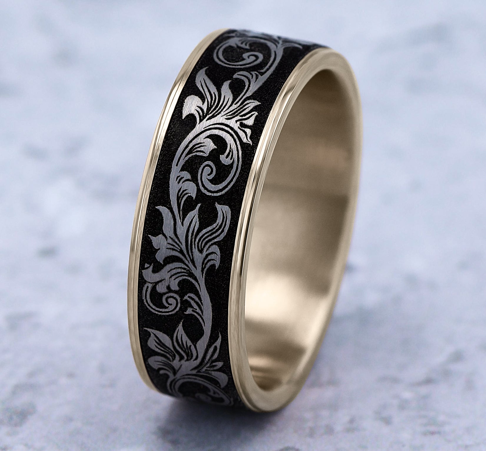 THE PRINCE 7.5mm, Comfort fit, 14K Yellow Gold and Grey/Black Titanium, Vintage script pattern, thin edges
