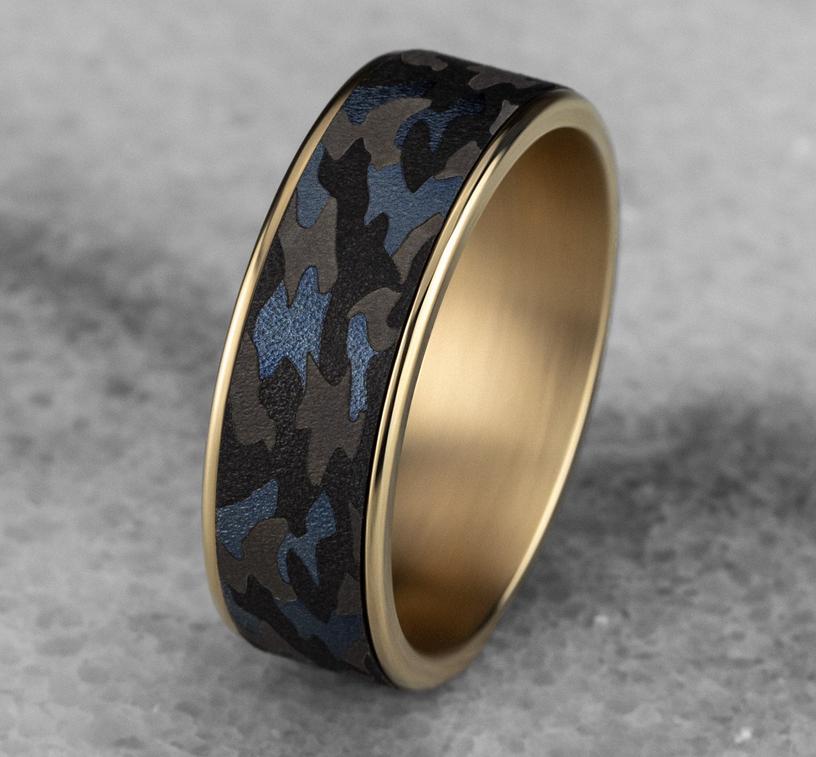 THE PATRIOT 7.5mm, Comfort fit, 14K Yellow Gold and Grey Tantalum, Camouflage patterned center, thin edges