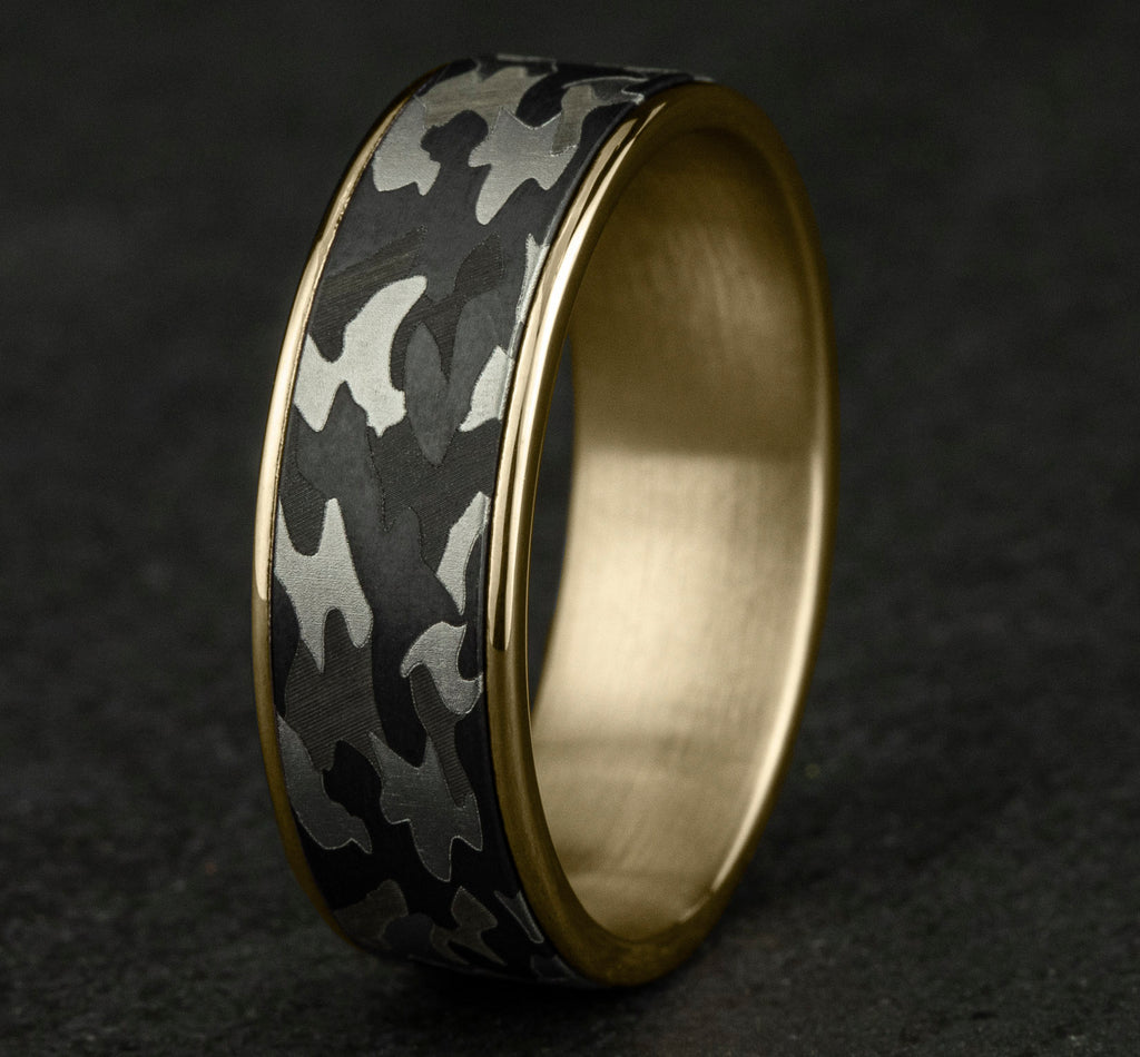 THE REBEL 7.5mm, Comfort fit, 14K Yellow Gold and Grey Tantalum, Camouflage patterned center, thin edges