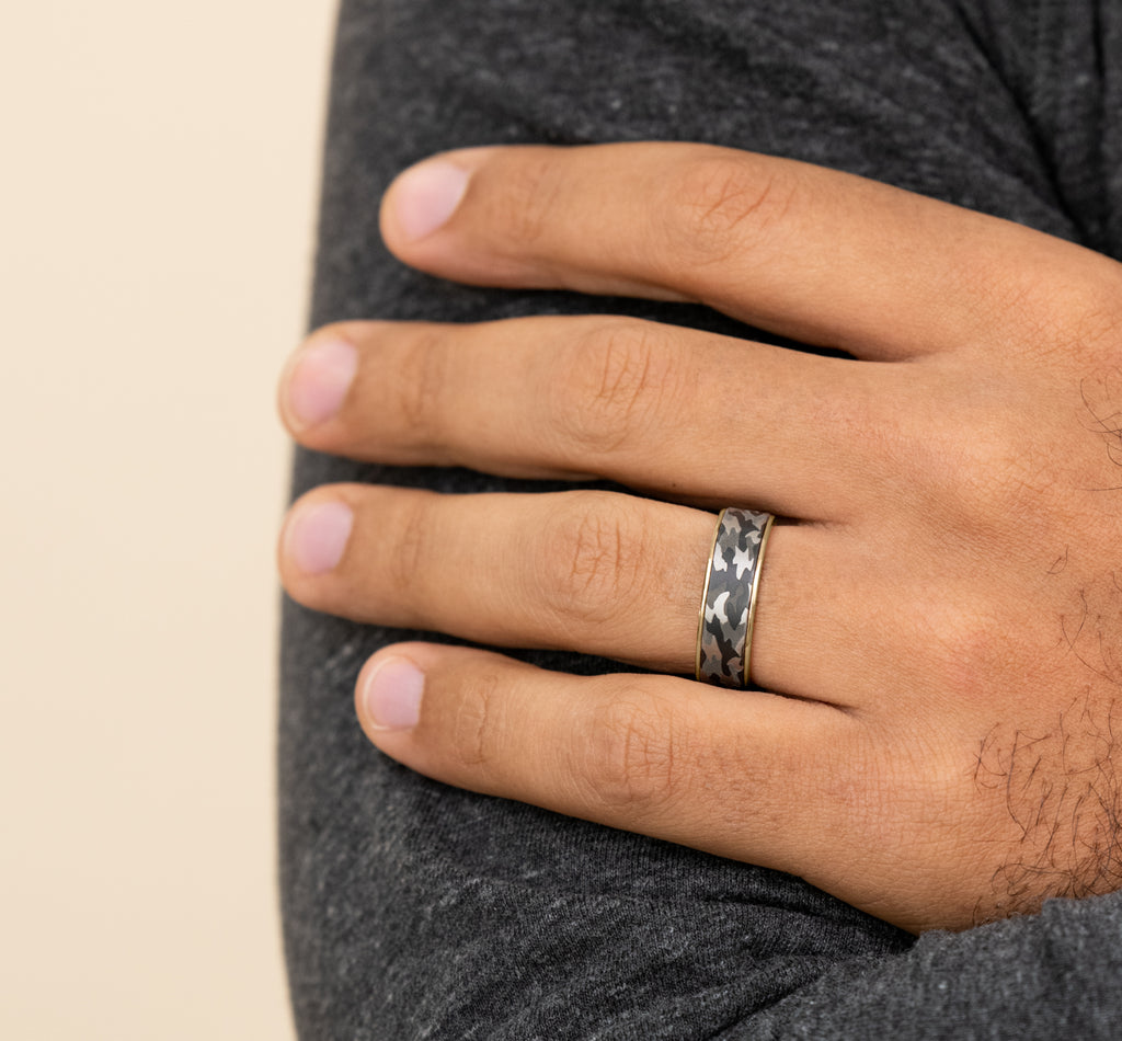THE REBEL 7.5mm, Comfort fit, 14K Yellow Gold and Grey Tantalum, Camouflage patterned center, thin edges