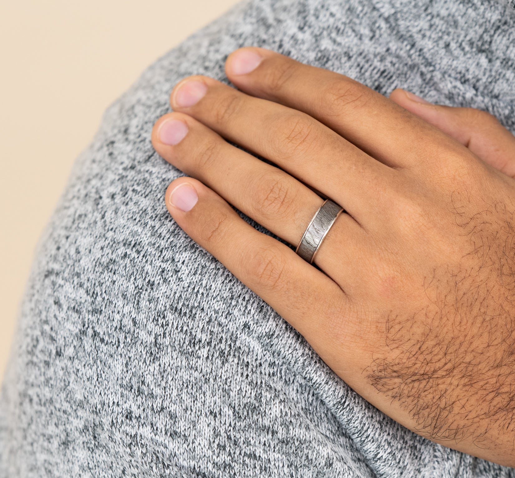 THE RAINIER 7.5mm, Comfort fit, 14K White Gold and Grey Tantalum, Lava rock textured center, polished thin edges