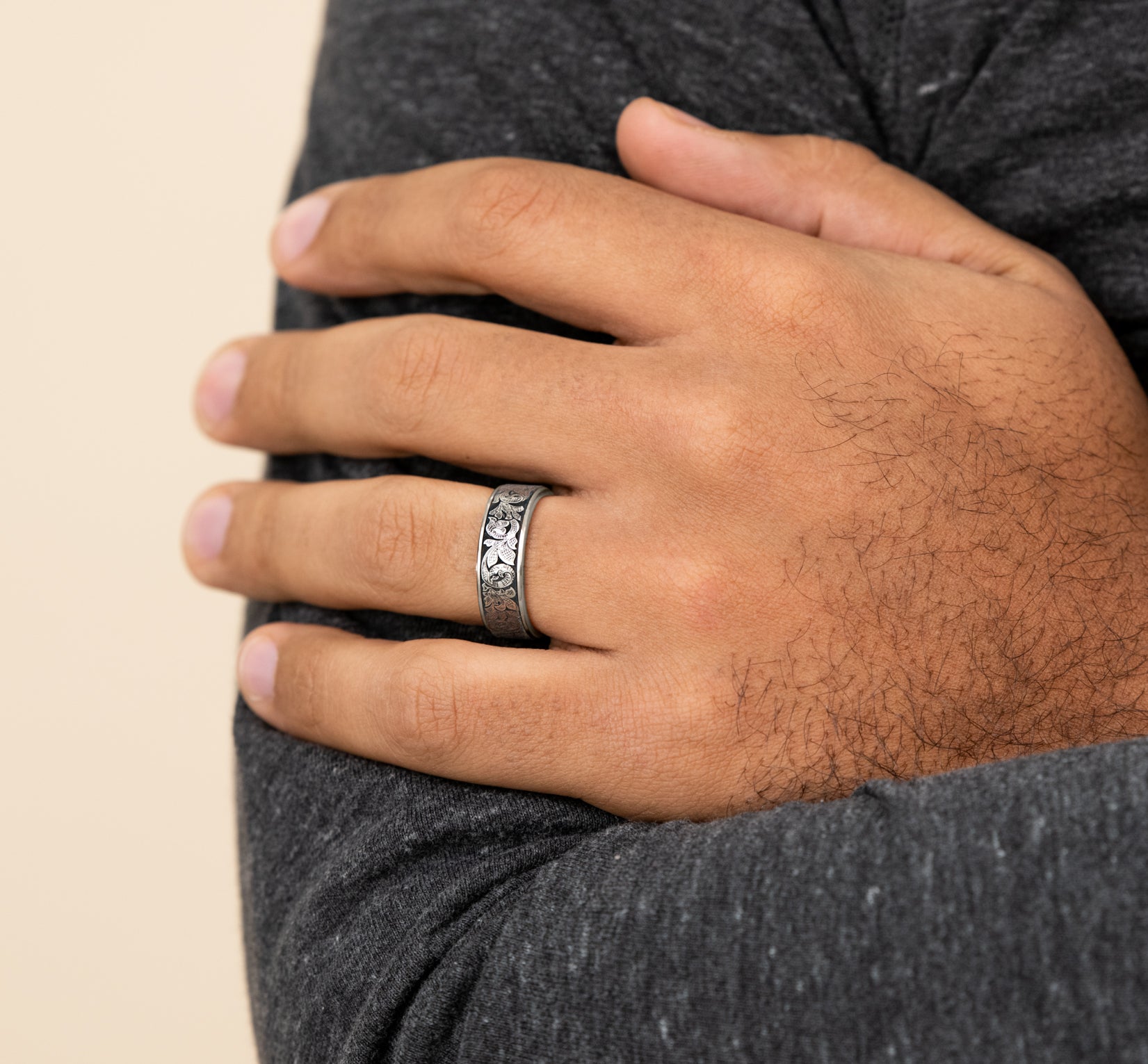 THE EMBASSY 7.5mm, Comfort fit, 14K White Gold and Grey Tantalum, London script patterned center, thin edges