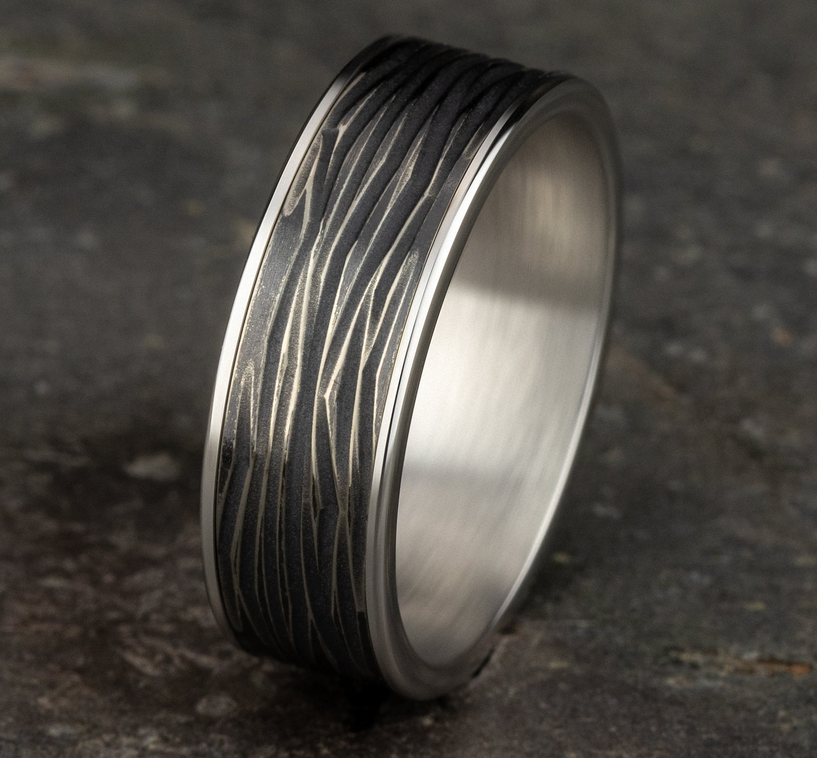 THE DRYAD 7.5mm, Comfort fit, 14K White Gold and Black Titanium, Horizontal bark patterned center, polished thin edges
