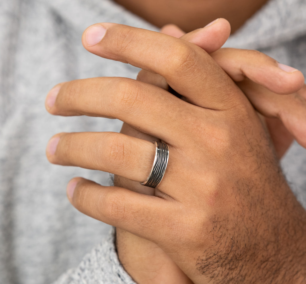 THE DRYAD 7.5mm, Comfort fit, 14K White Gold and Black Titanium, Horizontal bark patterned center, polished thin edges
