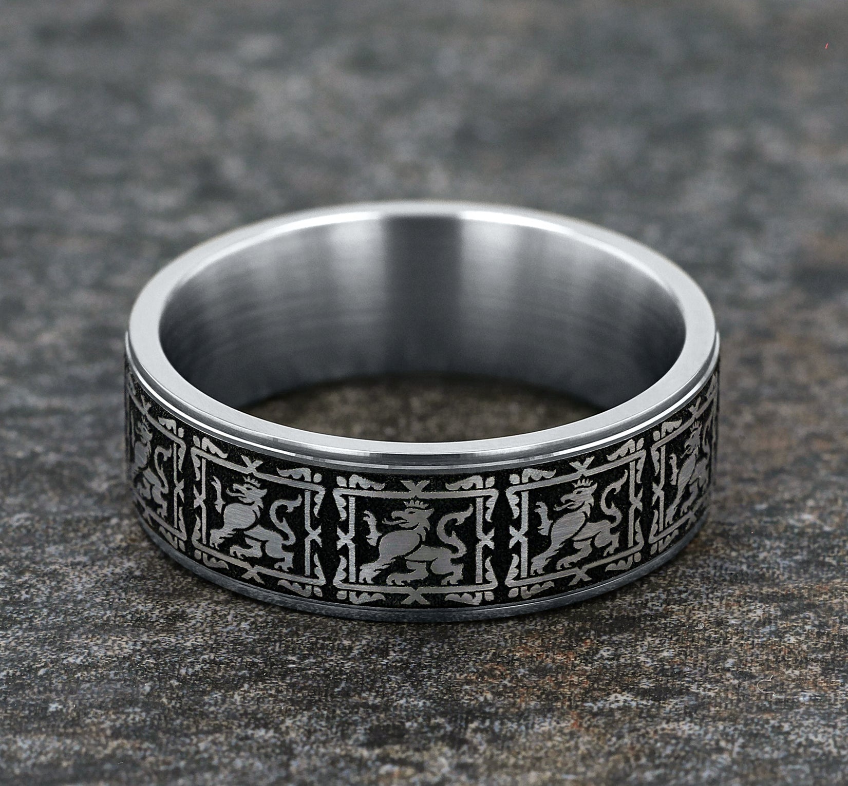 THE GUARDIAN 7.5mm, Comfort fit, 14K White Gold and Grey/Black Titanium, Griffin pattern, thin edges