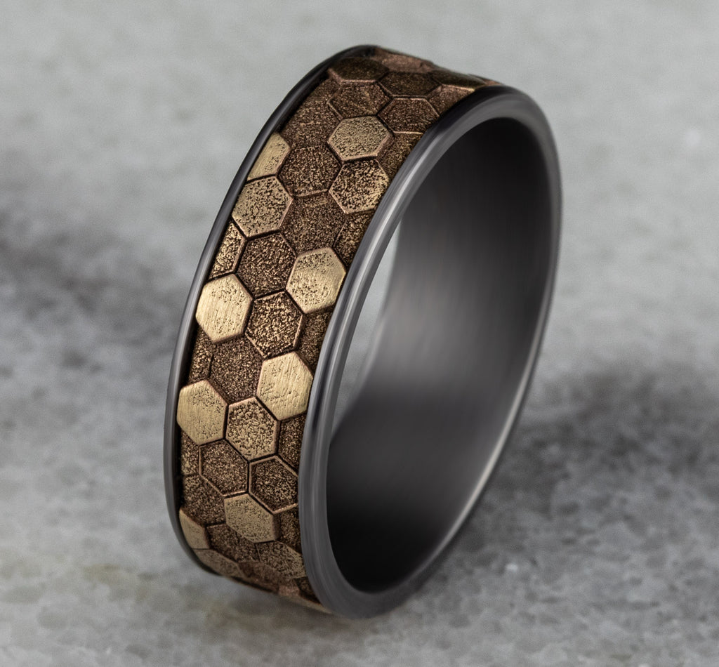 THE KEEPER 7.5mm, Comfort fit, Grey Tantalum and 14K Yellow Gold, Honeycomb pattern, thin edges