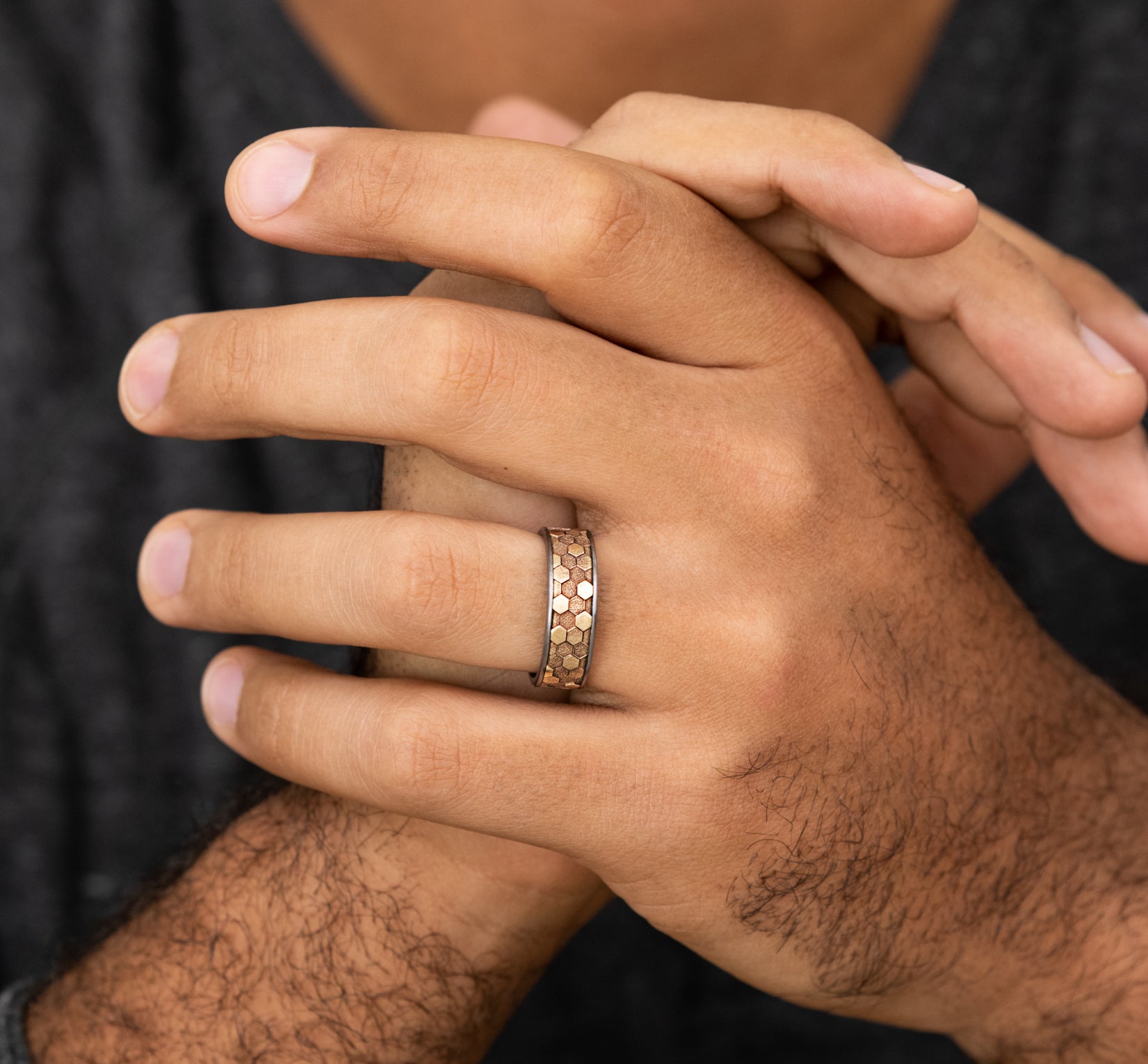 THE KEEPER 7.5mm, Comfort fit, Grey Tantalum and 14K Yellow Gold, Honeycomb pattern, thin edges