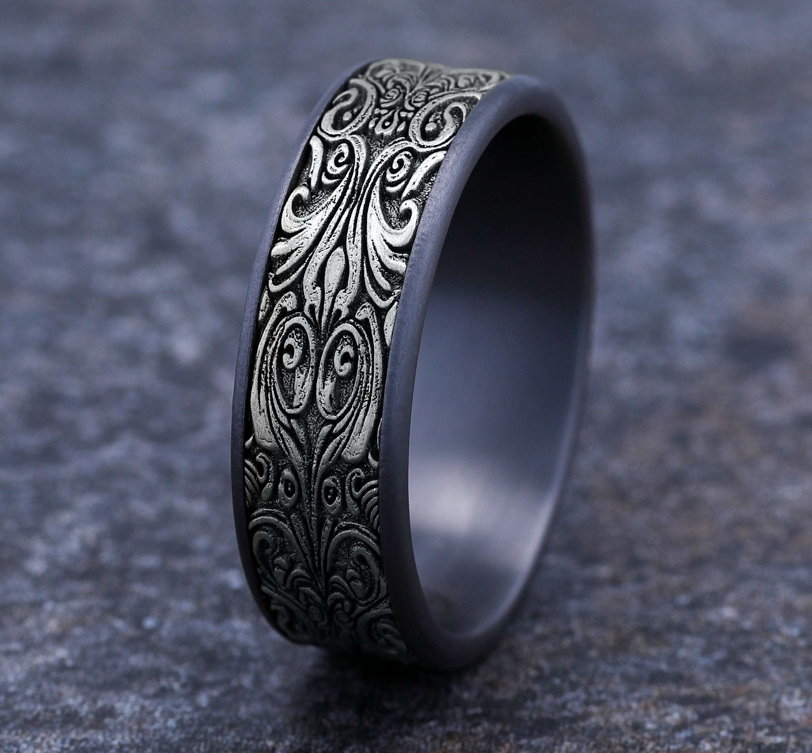 THE CARVER 7.5mm, Comfort fit, Grey Tantalum and 14K White Gold, Baroque frame pattern, thin edges