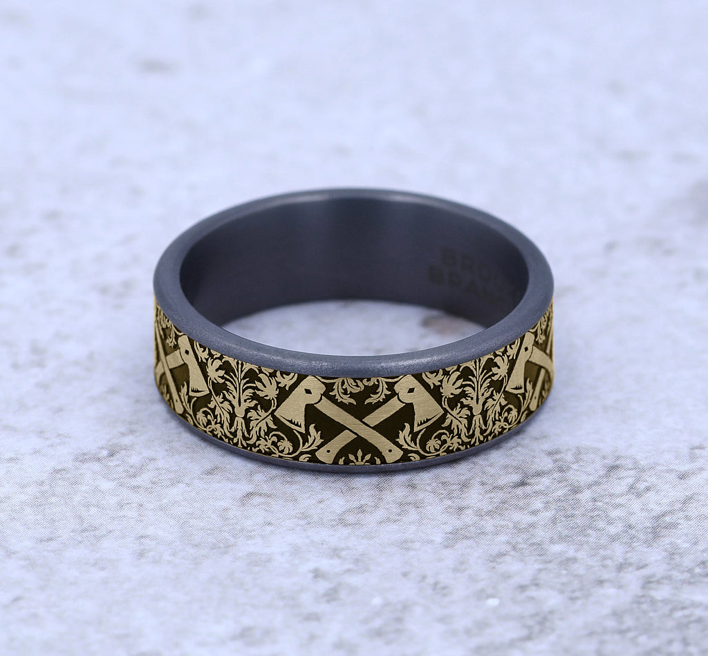 THE HOTSHOT 7.5mm, Comfort fit, Grey Tantalum and 14K Yellow Gold, Hatchet patterned center, thin edges