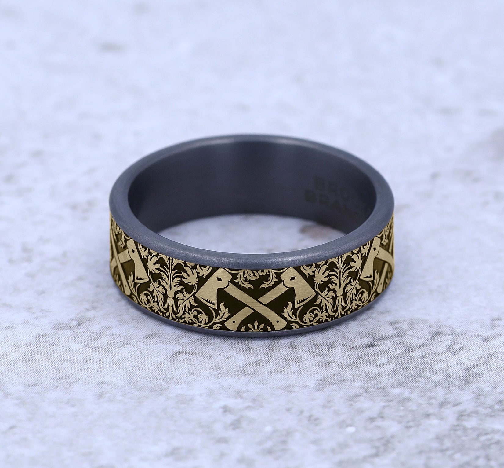 THE HOTSHOT 7.5mm, Comfort fit, Grey Tantalum and 14K Yellow Gold, Hatchet patterned center, thin edges
