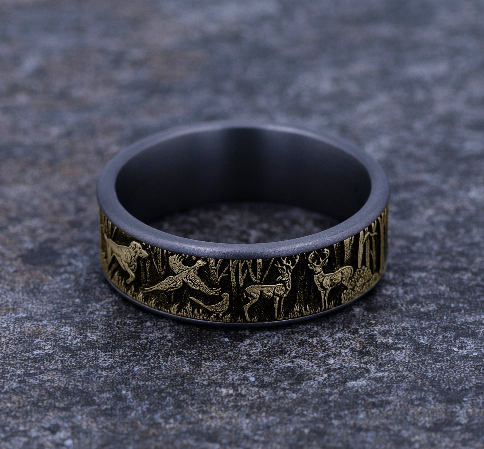 THE HUNTSMAN 7.5mm, Comfort fit, Grey Tantalum and 14K Yellow Gold, Forest scene design, thin edges