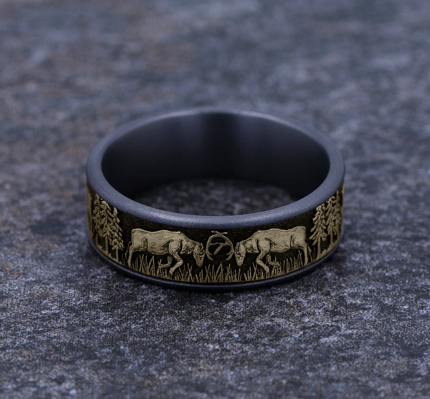 THE RUT 7.5mm, Comfort fit, Grey Tantalum and 14K Yellow Gold, Deer fight design, thin edges